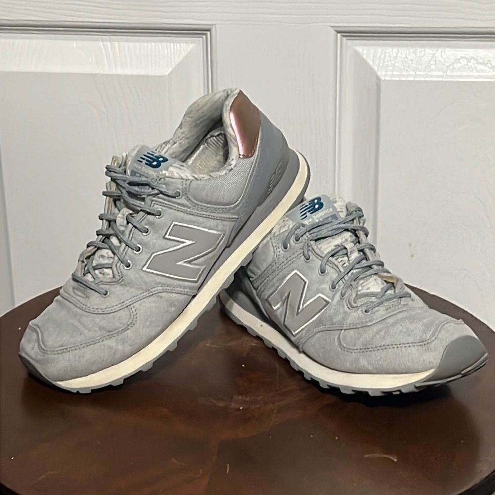 🔥🔥 NEW BALANCE 574 Women’s Running Shoes - Sz 8.5 - Great Condition 🔥🔥